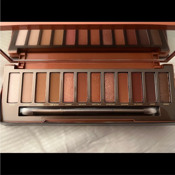 😍Urban Decay NAKED HEAT EYESHADOW PALETTE!! BNIB - Picture 2 of 7